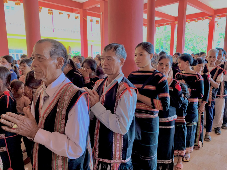 Các phật tử người dân tộc thiểu số đã được các chùa hướng dẫn những điều lẽ phải, làm điều lợi ích, biết sống theo pháp luật và không nghe kẻ xấu dụ dỗ làm điều xấu. Ảnh Thanh Nhật Các phật tử người dân tộc thiểu số đã được các chùa hướng dẫn những điều lẽ phải, làm điều lợi ích, biết sống theo pháp luật và không nghe kẻ xấu dụ dỗ làm điều xấu. Ảnh Thanh Nhật