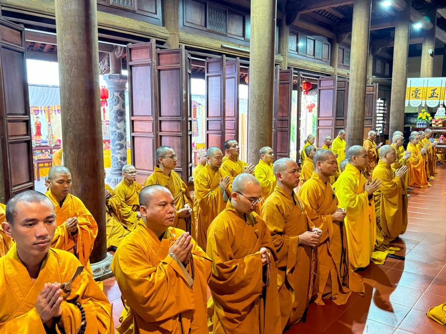 Các vị tu sỹ trẻ tham gia mùa An cư Kiết hạ Phật lịch 2568. Ảnh Thanh Nhật Các vị tu sỹ trẻ tham gia mùa An cư Kiết hạ Phật lịch 2568. Ảnh Thanh Nhật