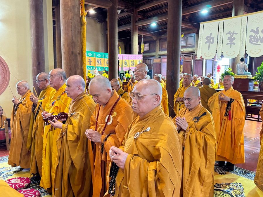 Các vị giáo phẩm trong Ban chứng minh Ban Trị sự Giáo hội Phật giáo Việt Nam tỉnh đang thực hiện các nghi thức tôn giáo trong Lễ Tạ pháp An cư Kiết hạ Phật lịch 2568. Ảnh Thanh Nhật Các vị giáo phẩm trong Ban chứng minh Ban Trị sự Giáo hội Phật giáo Việt Nam tỉnh đang thực hiện các nghi thức tôn giáo trong Lễ Tạ pháp An cư Kiết hạ Phật lịch 2568. Ảnh Thanh Nhật