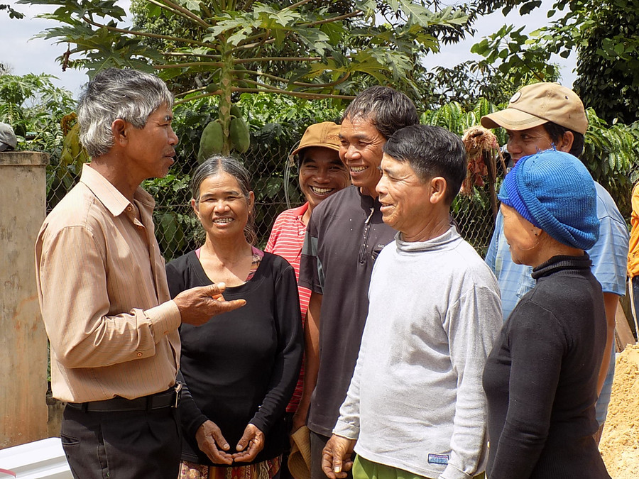 Tuyên truyền vận động hội viên NCT tích cực tham gia xây dựng đời sống văn hóa và các phong trào thi đua yêu nước, giáo dục thế hệ trẻ tại địa bàn xã Glar huyện Đak Đoa. Ảnh Thanh Nhật Tuyên truyền vận động hội viên NCT tích cực tham gia xây dựng đời sống văn hóa và các phong trào thi đua yêu nước, giáo dục thế hệ trẻ tại địa bàn xã Glar huyện Đak Đoa. Ảnh Thanh Nhật