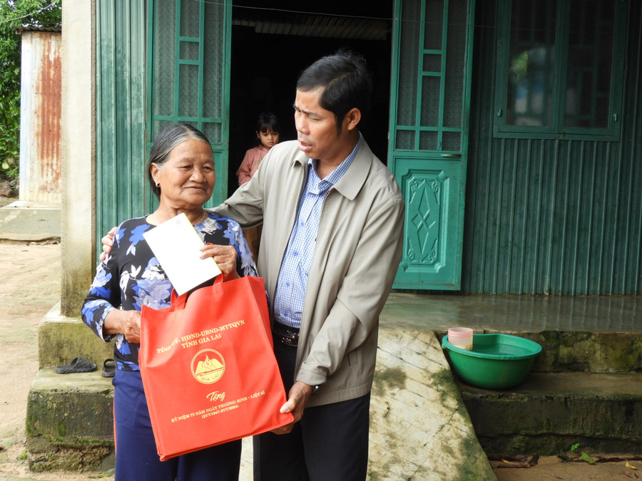Chủ tịch Ủy ban MTTQ Việt Nam tỉnh Trần Minh Sơn (phải) trao suất quà của tỉnh cho bà Hyoh- bệnh binh, ở làng Nú, xã Hà Bầu, huyện Đak Đoa. Ảnh Thanh Nhật Chủ tịch Ủy ban MTTQ Việt Nam tỉnh Trần Minh Sơn (phải) trao suất quà của tỉnh cho bà Hyoh- bệnh binh, ở làng Nú, xã Hà Bầu, huyện Đak Đoa. Ảnh Thanh Nhật