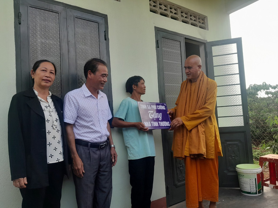 Trong dịp Đại lễ Vu Lan, Thượng tọa Thích Giác Duyên - trụ trì Tịnh xá Phú Cường (xã Ia Pal huyện Chư Sê) bàn giao nhà ở cho hộ ông Siu Năm ở làng Quen xã Dun huyện Chư Sê. Ảnh Thanh Nhật Trong dịp Đại lễ Vu Lan, Thượng tọa Thích Giác Duyên - trụ trì Tịnh xá Phú Cường (xã Ia Pal huyện Chư Sê) bàn giao nhà ở cho hộ ông Siu Năm ở làng Quen xã Dun huyện Chư Sê. Ảnh Thanh Nhật