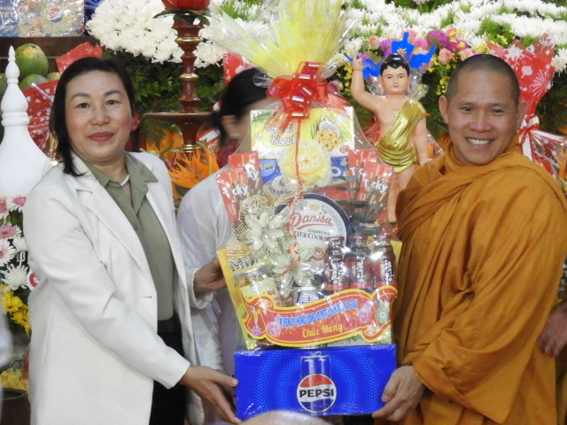 Phó Bí thư Thường trực Huyện ủy, Chủ tịch HĐND huyện Nguyễn Thị Lành (trái) tặng lẵng quà chúc mừng Đại Lễ Phật đản. Ảnh Thanh Nhật Phó Bí thư Thường trực Huyện ủy, Chủ tịch HĐND huyện Nguyễn Thị Lành (trái) tặng lẵng quà chúc mừng Đại Lễ Phật đản. Ảnh Thanh Nhật