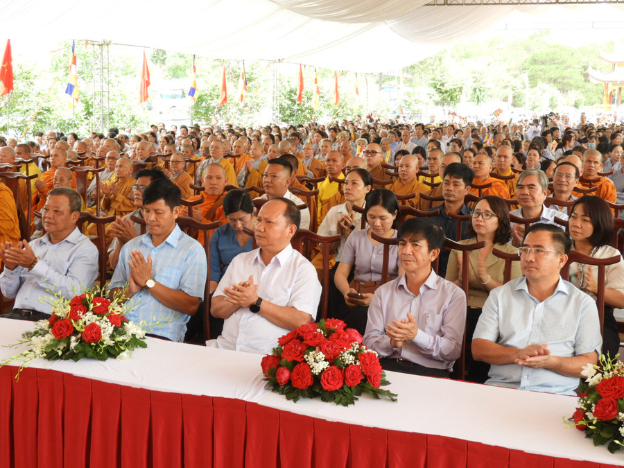 Phó Bí thư Tỉnh ủy Rah Lan Chung (hàng đầu, thứ 3 từ phải sang) và đại diện ban ngành, địa phương dự Đại lễ Phật đản Phật lịch 2568 ở cấp tỉnh. Ảnh Thanh Nhật