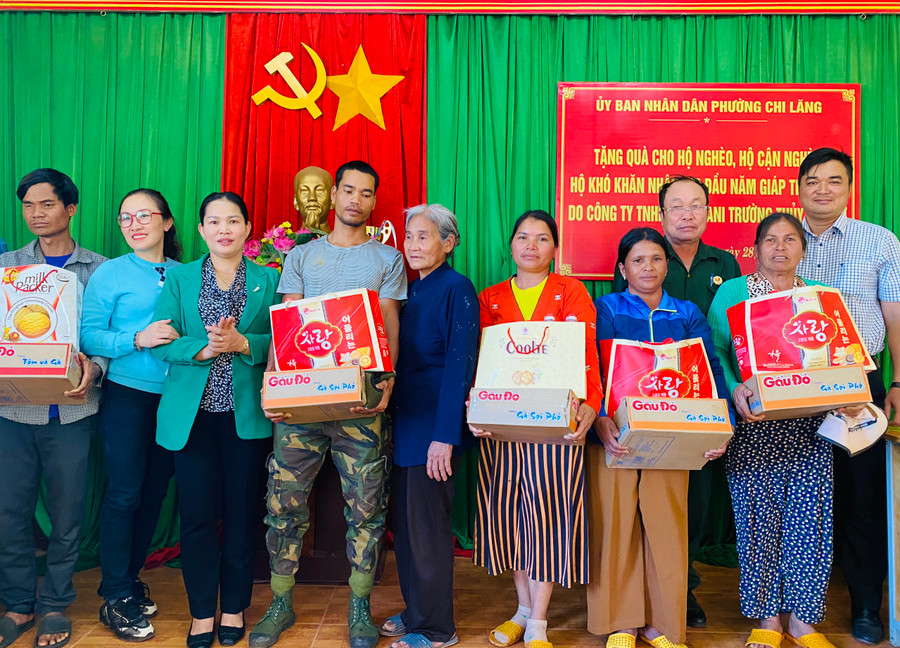 Quang cảnh buổi tặng quà các gia đình khó khăn tại phường Chi Lăng, TP. Pleiku, tỉnh Gia Lai. Ảnh Thanh Nhật Quang cảnh buổi tặng quà các gia đình khó khăn tại phường Chi Lăng, TP. Pleiku, tỉnh Gia Lai. Ảnh Thanh Nhật