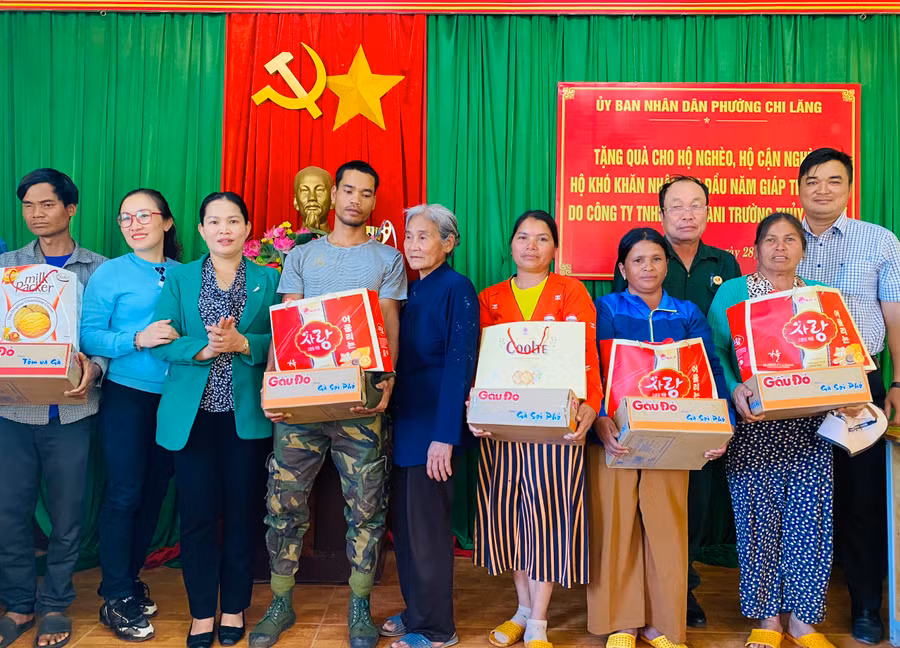 Quang cảnh buổi tặng quà các gia đình khó khăn tại phường Chi Lăng, TP. Pleiku, tỉnh Gia Lai. Ảnh Thanh Nhật