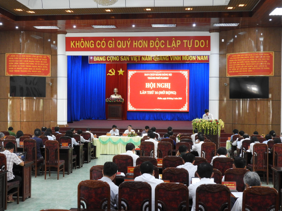 Quang cảnh hội nghị lần thứ 16 Ban Chấp hành Đảng bộ TP. Pleiku. Ảnh Thanh Nhật