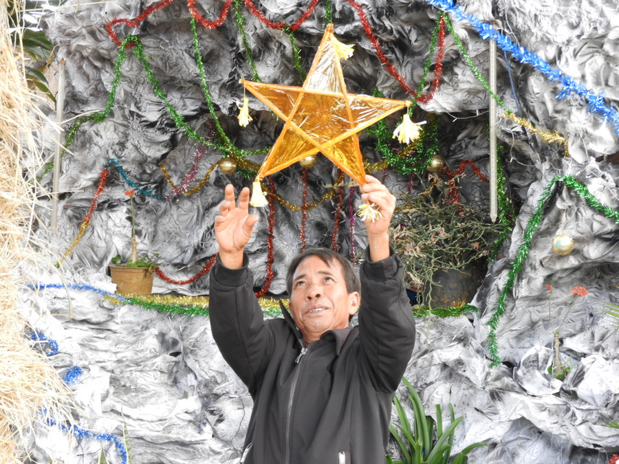 Anh Rah Lan Hà ở làng Chuet Ngol xã Chư Á đang trang trí hang đá đón Giáng sinh tại Nhà thờ Giáo xứ Plei Choét TP.Pleiku. Ảnh Thanh Nhật Anh Rah Lan Hà ở làng Chuet Ngol xã Chư Á đang trang trí hang đá đón Giáng sinh tại Nhà thờ Giáo xứ Plei Choét TP.Pleiku. Ảnh Thanh Nhật