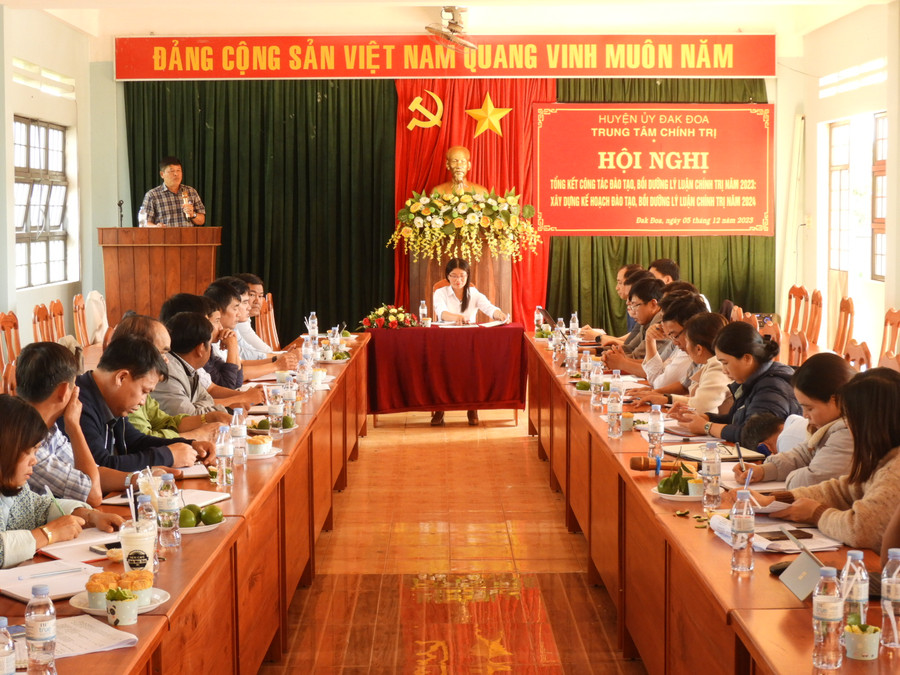 Quang cảnh hội nghị tổng kết công tác đào tạo, bồi dưỡng lý luận chính trị năm 2023 của huyện Đak Đoa. Ảnh Thanh Nhật