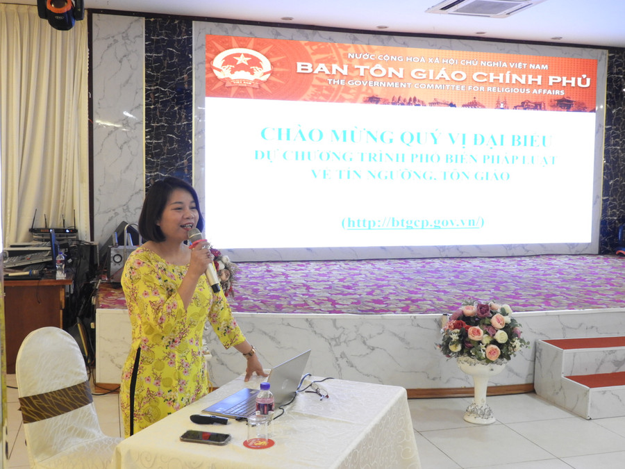 Tiến sỹ Nguyễn Thị Định báo cáo viên của Ban Tôn giáo Chính phủ phổ biến chuyên đề các chính sách và pháp luật của Nhà nước đối với tôn giáo. Ảnh Thanh Nhật