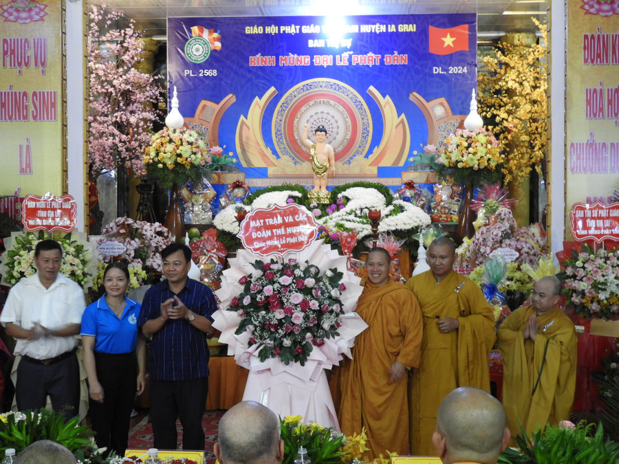 Ủy ban MTTQ Việt Nam huyện Ia Grai và các đoàn thể chính trị xã hội tặng lãnh hoa chúc mừng Đại lễ Phật đản. Ảnh Thanh Nhật Ủy ban MTTQ Việt Nam huyện Ia Grai và các đoàn thể chính trị xã hội tặng lãnh hoa chúc mừng Đại lễ Phật đản. Ảnh Thanh Nhật