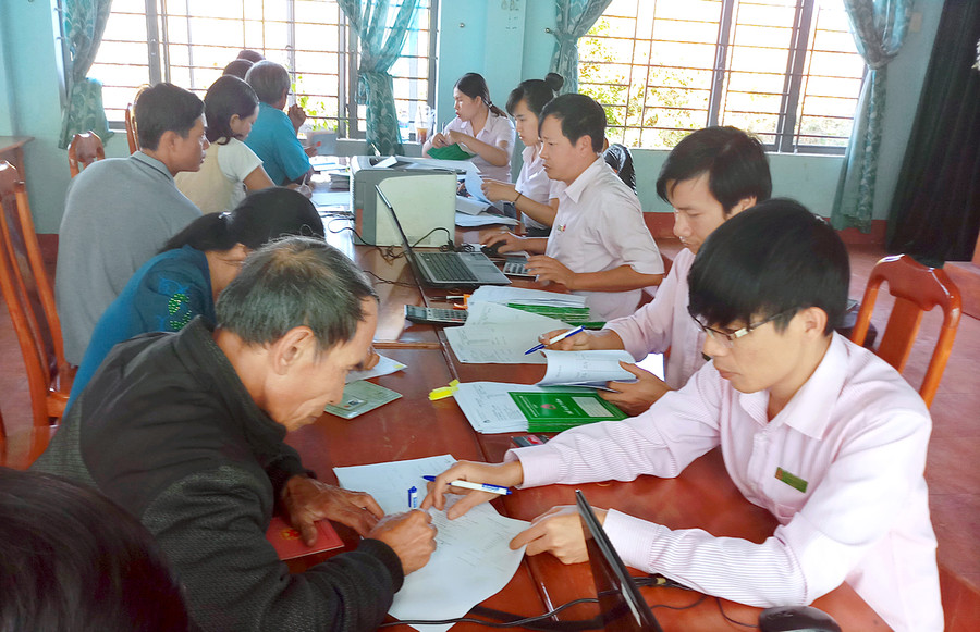 Phòng giao dịch NHCSXH huyện Ia Grai làm thủ tục giải ngân vốn cho hộ vay tại điểm giao dịch ở các xã. Ảnh Thanh Nhật
