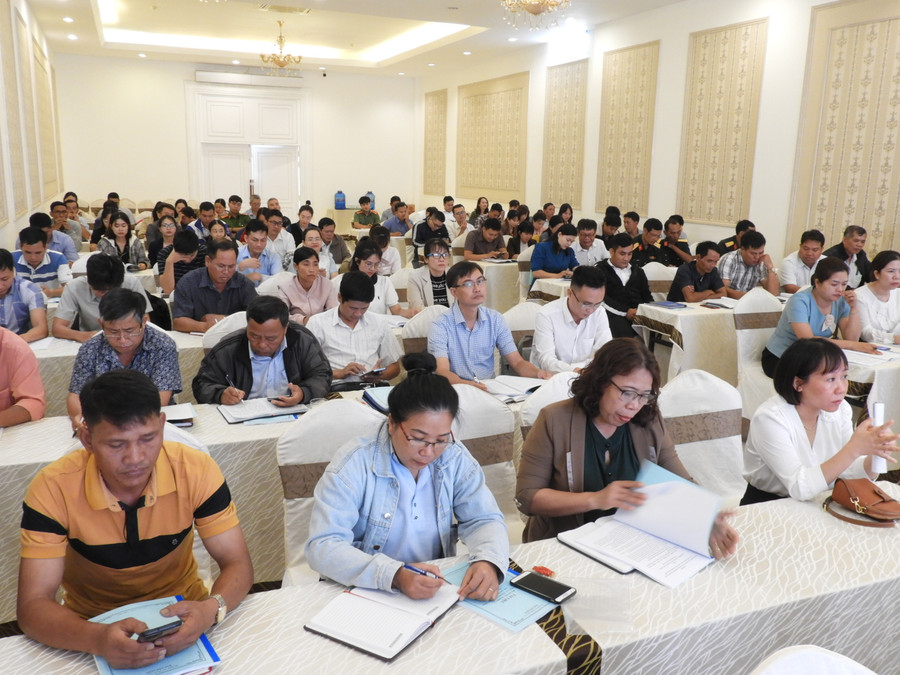 Công chức làm công tác tôn giáo ở cấp huyện toàn tỉnh tham gia tập huấn. Ảnh: Thanh Nhật