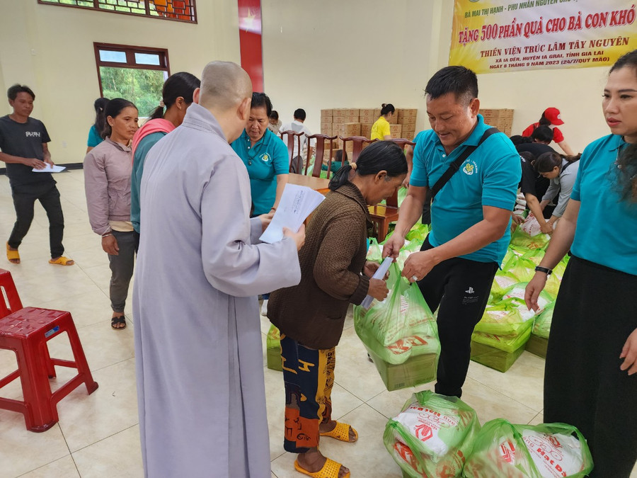 Chương trình trao quà từ thiện cho người dân có hoàn cảnh khó khăn diễn ra tại Thiền viện Trúc Lâm Tây Nguyên. Ảnh Thanh Nhật