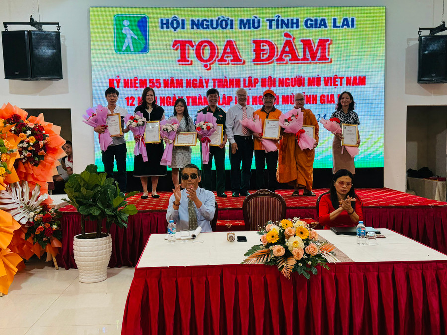 Hội Người mù tỉnh Gia Lai trao Bản tri ân cho đại diện các đơn vị, doanh nghiệp, nhà hảo tâm đã hỗ trợ giúp đỡ Hội người mù và người mù trong những năm qua. Ảnh Thanh Nhật Hội Người mù tỉnh Gia Lai trao Bản tri ân cho đại diện các đơn vị, doanh nghiệp, nhà hảo tâm đã hỗ trợ giúp đỡ Hội người mù và người mù trong những năm qua. Ảnh Thanh Nhật