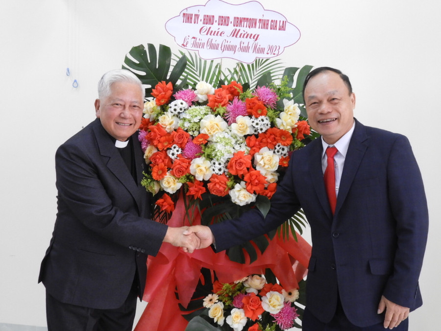 Phó Chủ tịch UBND tỉnh Dương Mah Tiệp (bìa phải) tặng lẵng hoa của Tỉnh ủy, HĐND, UBND, Ủy ban MTTQ Việt Nam tỉnh chúc mừng Lễ Giáng sinh 2023 tại Giáo xứ Đức An (TP. Pleiku). Ảnh Thanh Nhật Phó Chủ tịch UBND tỉnh Dương Mah Tiệp (bìa phải) tặng lẵng hoa của Tỉnh ủy, HĐND, UBND, Ủy ban MTTQ Việt Nam tỉnh chúc mừng Lễ Giáng sinh 2023 tại Giáo xứ Đức An (TP. Pleiku). Ảnh Thanh Nhật