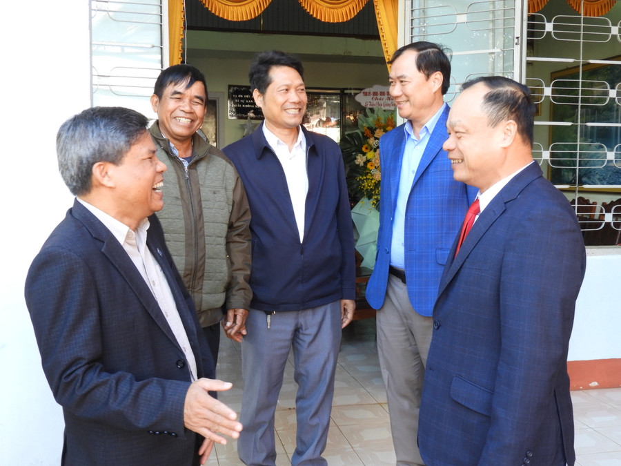 Phó Chủ tịch UBND tỉnh Dương Mah Tiệp (bìa phải) nói chuyện trao đổi với các chức sắc trong Ban đại diện Tin lành tỉnh Gia Lai nhân dịp Giáng sinh 2023. Ảnh Thanh Nhật Phó Chủ tịch UBND tỉnh Dương Mah Tiệp (bìa phải) nói chuyện trao đổi với các chức sắc trong Ban đại diện Tin lành tỉnh Gia Lai nhân dịp Giáng sinh 2023. Ảnh Thanh Nhật