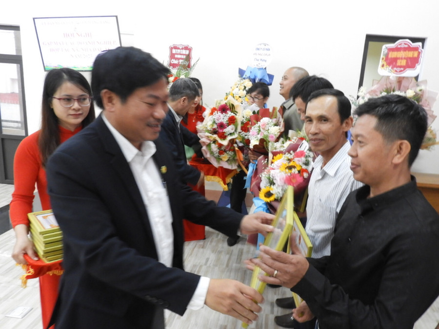 Trao giấy khen của Chủ tịch UBND huyện cho 13 tập thể gồm các doanh nghiệp, hợp tác xã đạt thành tích tiêu biểu. Ảnh Thanh Nhật