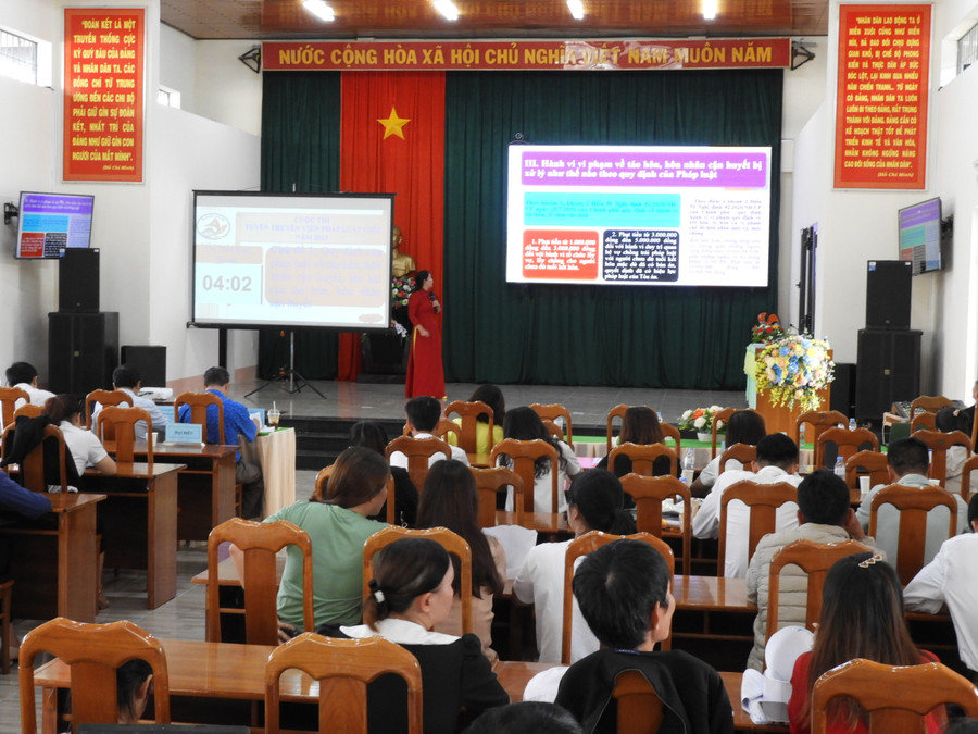 Phần thi thuyết trình chủ đề pháp luật của các đội dự thi. Ảnh Thanh Nhật