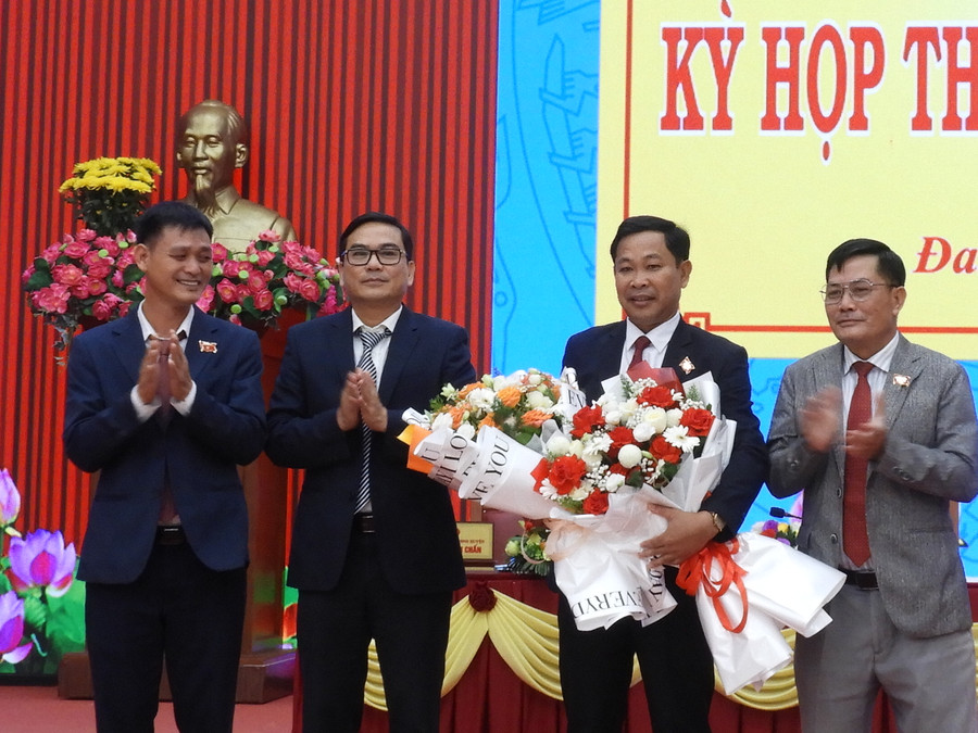 Thường trực HĐND huyện và Chủ tịch UBND huyện Đak Đoa tặng hoa chúc mừng ông Đinh Ơng trúng cử giữ chức vụ phó Chủ tịch UBND huyện. Ảnh Thanh Nhật Thường trực HĐND huyện và Chủ tịch UBND huyện Đak Đoa tặng hoa chúc mừng ông Đinh Ơng trúng cử giữ chức vụ phó Chủ tịch UBND huyện. Ảnh Thanh Nhật