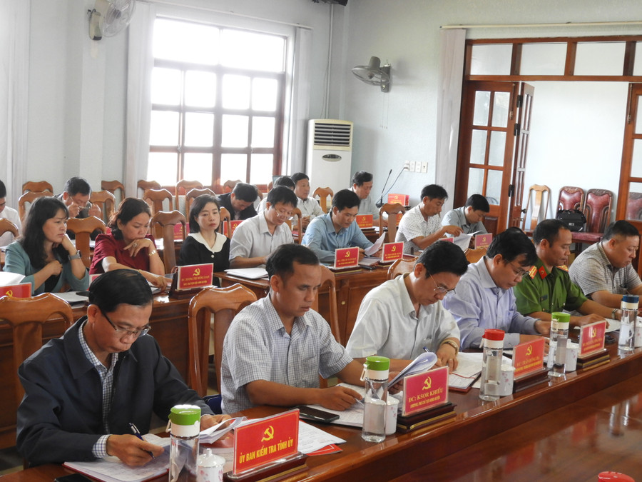 Cán bộ chủ chốt của huyện tham dự hội nghị. Ảnh Thanh Nhật