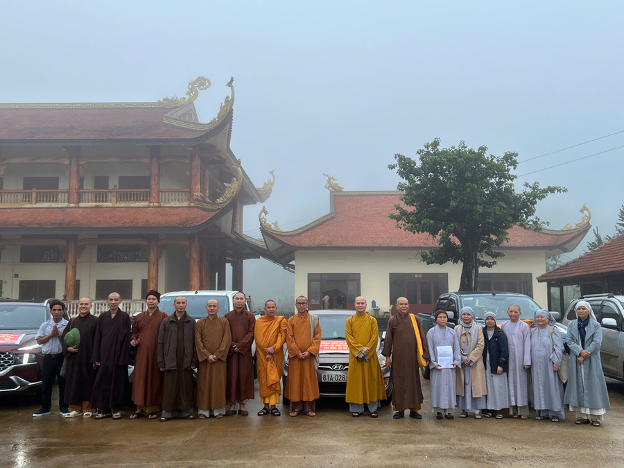 Đoàn từ thiện xuất hành từ Văn phòng Ban Trị sự Giáo hội Phật Giáo Việt Nam tỉnh Gia Lai (Thiền Viện Trúc Lâm Tây Nguyên (xã Ia Dêr, huyện Ia Grai) đi cứu trợ đồng bào bị thiên tai tỉnh Yên Bái. Ảnh Thanh Nhật