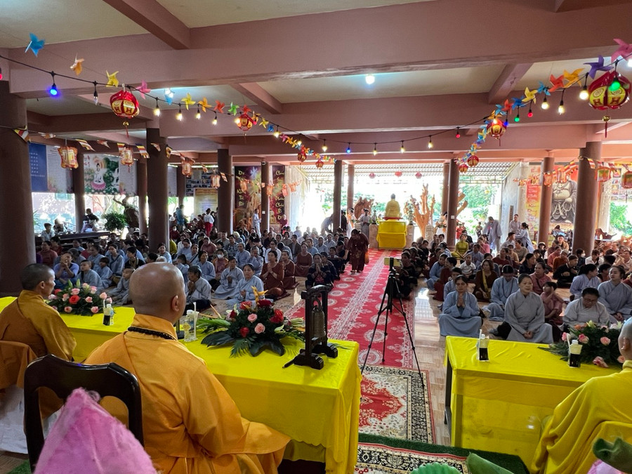 Bà con phật tử nghe thuyết giảng ý nghĩa thiêng liêng về báo hiếu tứ ân, ơn nghĩa sinh thành dưỡng dục của cha mẹ trong dịp Đại lễ Vu Lan. Ảnh Thanh Nhật Bà con phật tử nghe thuyết giảng ý nghĩa thiêng liêng về báo hiếu tứ ân, ơn nghĩa sinh thành dưỡng dục của cha mẹ trong dịp Đại lễ Vu Lan. Ảnh Thanh Nhật