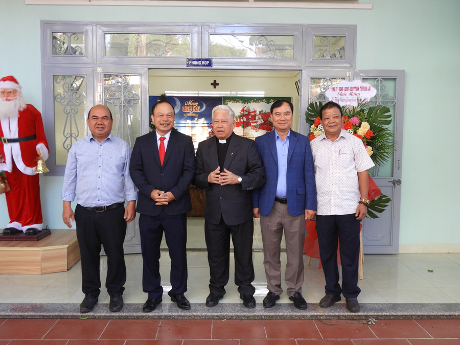Đoàn công tác của tỉnh chụp hình lưu niệm với linh mục Nguyễn Quang Vinh trong chuyến thăm Lễ Giáng sinh 2023 tại Giáo xứ Đức An. Ảnh Thanh Nhật Đoàn công tác của tỉnh chụp hình lưu niệm với linh mục Nguyễn Quang Vinh trong chuyến thăm Lễ Giáng sinh 2023 tại Giáo xứ Đức An. Ảnh Thanh Nhật
