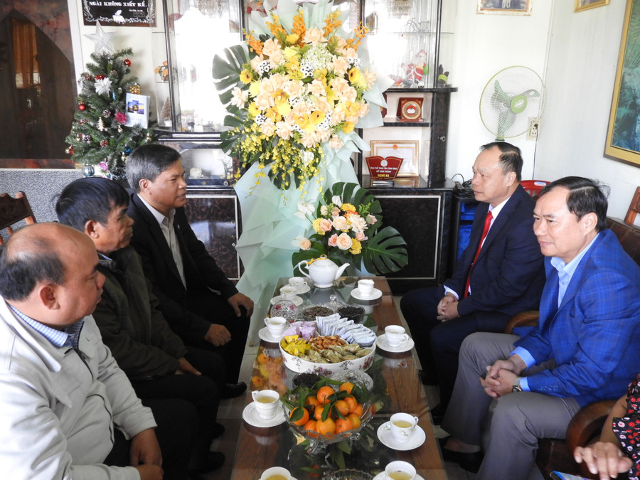 Đoàn công tác của tỉnh thăm Giáng sinh tại Ban Đại diện Tin lành tỉnh. Ảnh Thanh Nhật Đoàn công tác của tỉnh thăm Giáng sinh tại Ban Đại diện Tin lành tỉnh. Ảnh Thanh Nhật