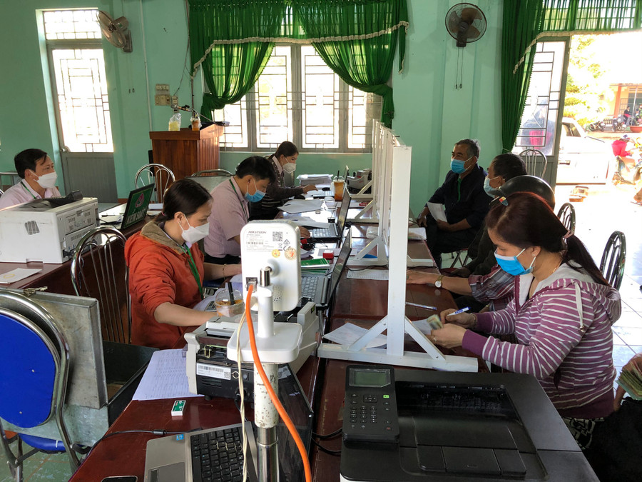 Phòng giao dịch NHCSXH huyện Ia Grai làm thủ tục giải ngân vốn cho hộ vay tại điểm giao dịch ở các xã. Ảnh Thanh Nhật Phòng giao dịch NHCSXH huyện Ia Grai làm thủ tục giải ngân vốn cho hộ vay tại điểm giao dịch ở các xã. Ảnh Thanh Nhật