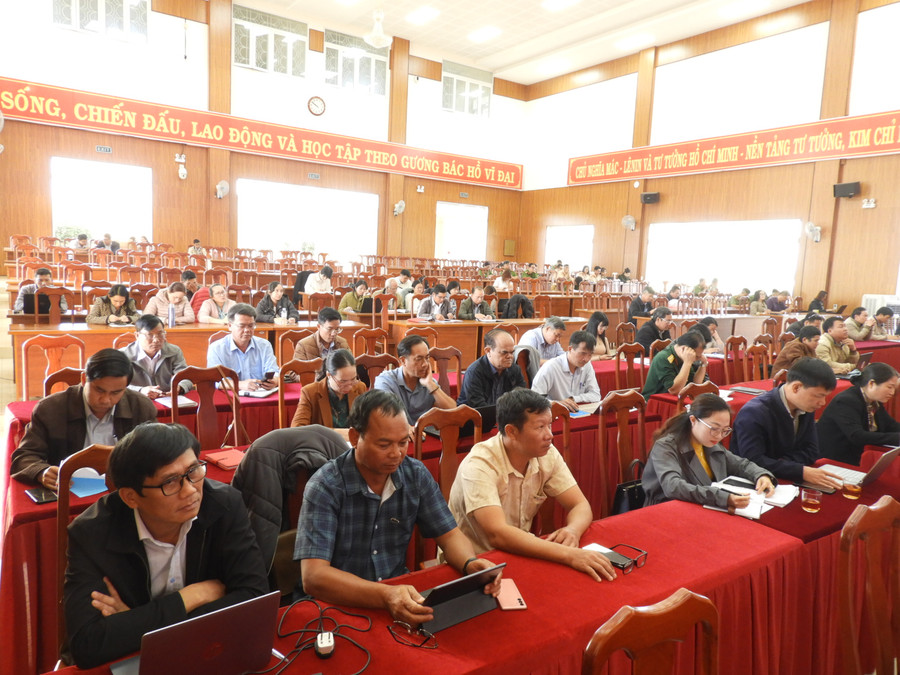 Lãnh đạo các ban ngành huyện Đak Đoa nghe quán triệt văn bản của Đảng. Ảnh Thanh Nhật