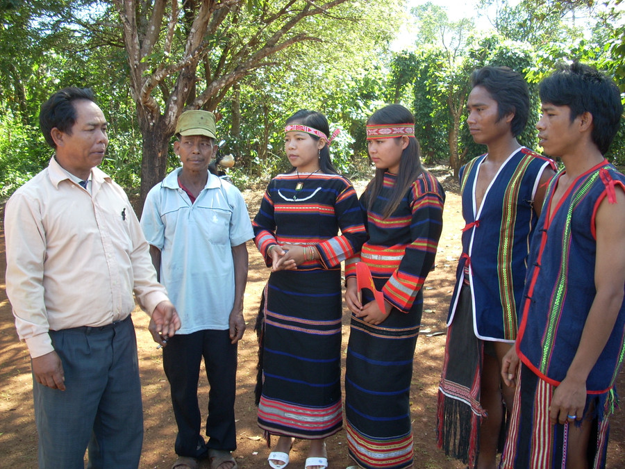 Người uy tín xã Ia Vê huyện Chư Prông vận động đồng bào dân tộc thiểu số và đồng bào có đạo tại địa phương chung tay bảo vệ môi trường, gắn với xây dựng nông thôn mới. Ảnh Thanh Nhật Người uy tín xã Ia Vê huyện Chư Prông vận động đồng bào dân tộc thiểu số và đồng bào có đạo tại địa phương chung tay bảo vệ môi trường, gắn với xây dựng nông thôn mới. Ảnh Thanh Nhật