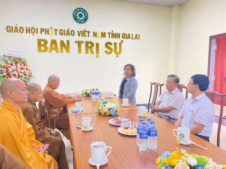 Phó Chủ tịch HĐND tỉnh Ayun H’Bút trao đổi với lãnh đạo Ban Trị sự Giáo hội Phật giáo Việt Nam tỉnh Gia Lai nhân Đại lễ Vu lan Phật lịch 2567. Ảnh Thanh Nhật Phó Chủ tịch HĐND tỉnh Ayun H’Bút trao đổi với lãnh đạo Ban Trị sự Giáo hội Phật giáo Việt Nam tỉnh Gia Lai nhân Đại lễ Vu lan Phật lịch 2567. Ảnh Thanh Nhật