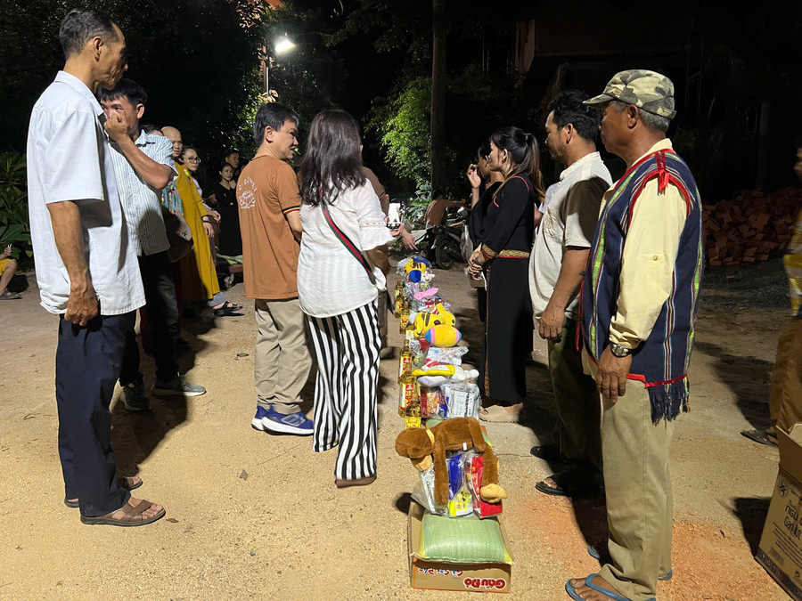 Chùa Phước Viên (xã HBông huyện Chư Sê) tặng quà cho hộ đồng bào dân tộc thiểu số có hoàn cảnh khó khăn trên địa bàn xã HBông, nhân dịp Đại lễ Vu Lan Phật lịch 2568-Dương lịch 2024. Ảnh Thanh Nhật