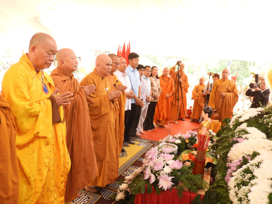 Nghi lễ tôn giáo kỷ niệm ngày sinh của Đức Phật Thích Ca và nghi thức cầu nguyện hoà bình quốc thái dân an tại Đại lễ Phật đản Phật đản Phật lịch 2568. Ảnh Thanh Nhật