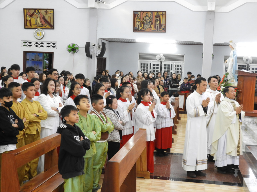 Lễ chính Giáng sinh tại Nhà thờ Thánh Tâm. Ảnh Thanh Nhật Lễ chính Giáng sinh tại Nhà thờ Thánh Tâm. Ảnh Thanh Nhật