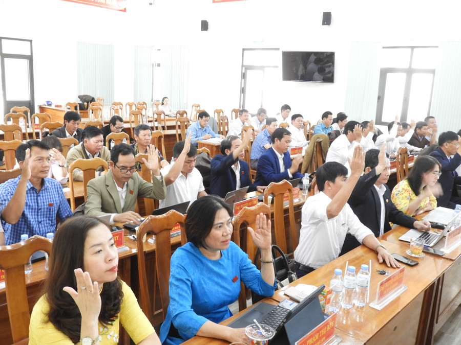 Đại biểu HĐND huyện Mang Yang biểu quyết thông qua các Nghị quyết của Kỳ họp. Ảnh Thanh Nhật Đại biểu HĐND huyện Mang Yang biểu quyết thông qua các Nghị quyết của Kỳ họp. Ảnh Thanh Nhật