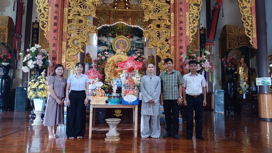 Phó Chủ tịch Ủy ban MTTQ Việt Nam tỉnh Đinh Ngọc Hải (thứ hai từ phải sang) thăm, chúc mừng Đại lễ Phật đản Phật lịch 2568-Dương lịch 2024 tại huyện Chư Sê. Ảnh Thanh Nhật