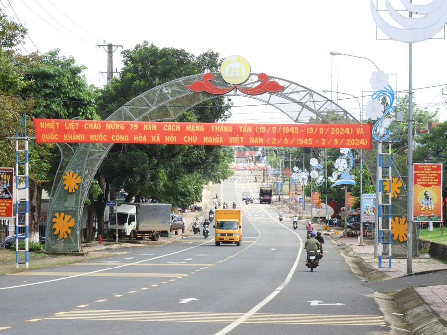 Một góc trung tâm huyện Đức Cơ hôm nay. Ảnh: Thanh Nhật Một góc trung tâm huyện Đức Cơ hôm nay. Ảnh: Thanh Nhật