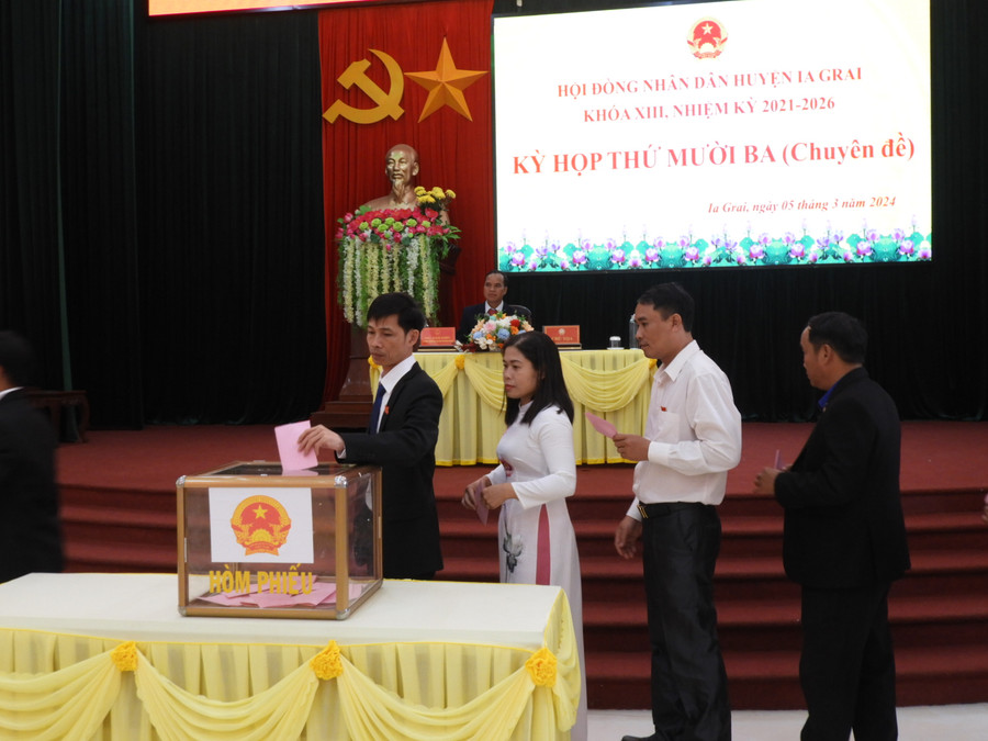 Các đại biểu HĐND huyện bỏ phiếu bầu bổ sung Chủ tịch HĐND huyện nhiệm kỳ 2021-2026. Ảnh Thanh Nhật