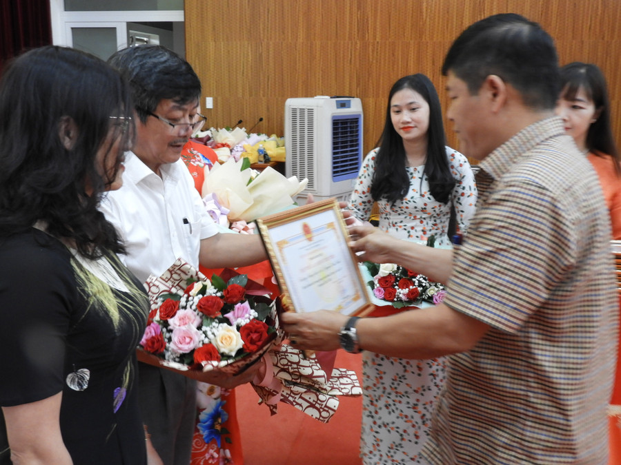 Phòng Giáo dục và Đào tạo huyện Đak Đoa được Chủ tịch UBND huyện tặng danh hiệu “Tập thể Lao động tiên tiến”. Ảnh Thanh Nhật