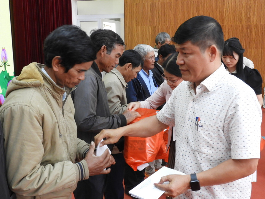 Phó Bí thư Thường trực Huyện ủy Đak Đoa Y Đức Thành tặng quà của huyện cho đội ngũ người uy tín nhân dịp tết Nguyên đán Giáp Thìn năm 2024. Ảnh Thanh Nhật