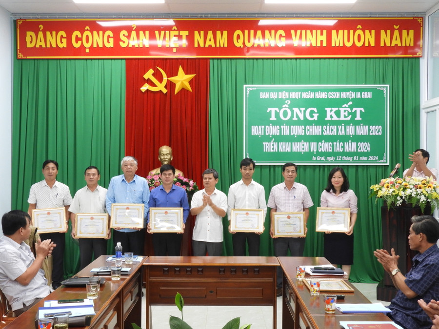 Các cá nhân được Ban đại diện Hội đồng quản trị Ngân hàng CSXH huyện Ia Grai tặng giấy khen về thành tích xuất sắc trong công tác hoạt động tín dụng chính sách cho vay hộ nghèo và các đối tượng chính sách khác năm 2023. Ảnh Thanh Nhật