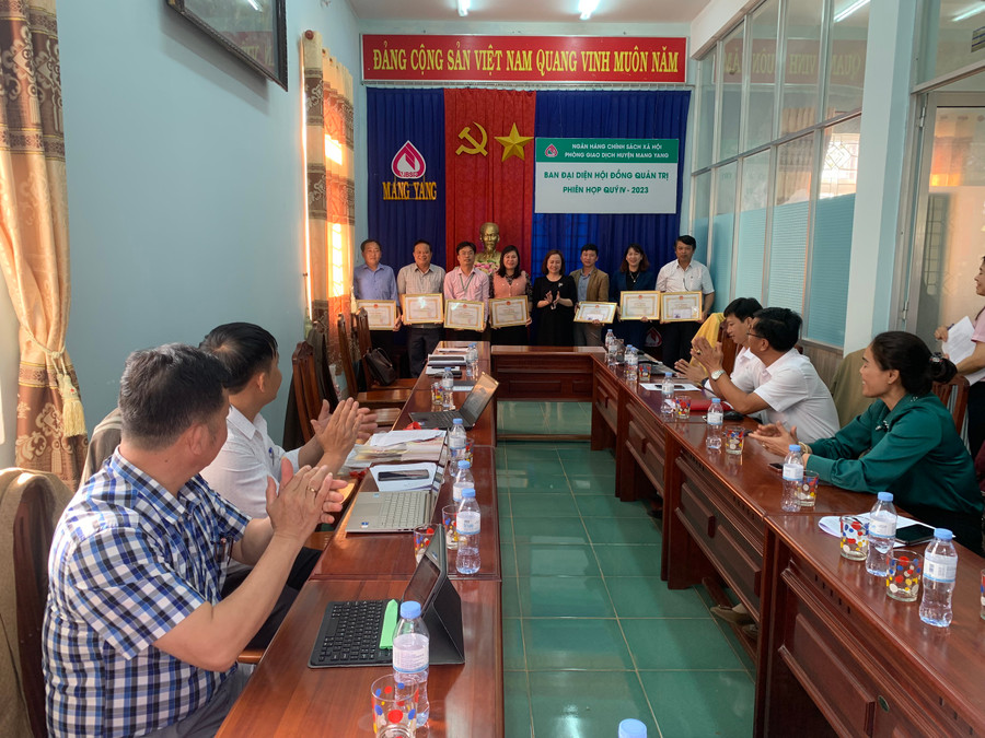 Các cá nhân được Ban đại diện Hội đồng quản trị NHCSXH huyện Mang Yang tặng giấy khen. Ảnh Thanh Nhật