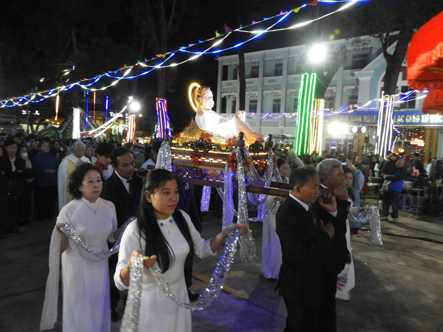 Rước tượng Chúa hài đồng trong Lễ Giáng sinh. Ảnh Thanh Nhật Rước tượng Chúa hài đồng trong Lễ Giáng sinh. Ảnh Thanh Nhật