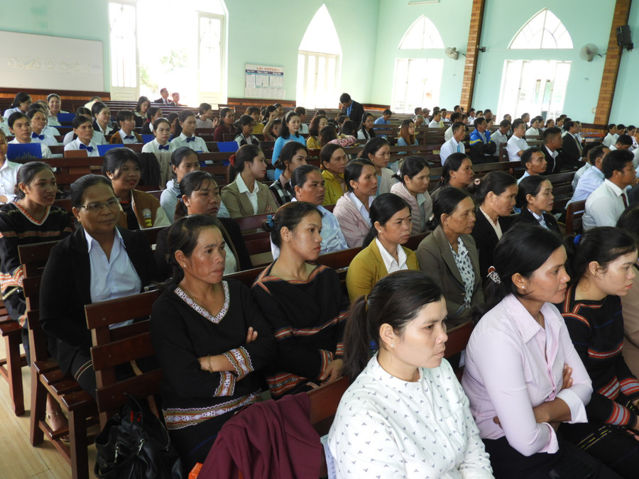 Bà con tín hữu Tin lành thuộc Hội thánh Tin lành Việt Nam- Miền Nam dự Lễ Giáng sinh tại Nhà thờ Chi hội Tin lành Plei Mơ Nú (TP.Pleiku). Ảnh Thanh Nhật Bà con tín hữu Tin lành thuộc Hội thánh Tin lành Việt Nam- Miền Nam dự Lễ Giáng sinh tại Nhà thờ Chi hội Tin lành Plei Mơ Nú (TP.Pleiku). Ảnh Thanh Nhật