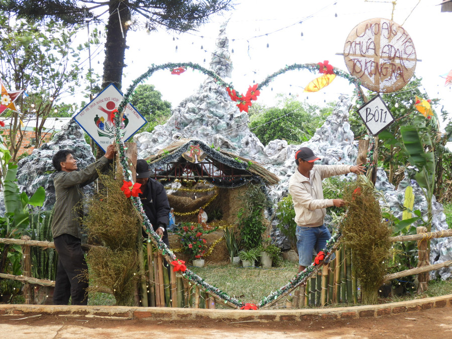 Giáo dân các vùng dân tộc thiểu số rộn ràng chuẩn bị Giáng sinh. Ảnh Thanh Nhật Giáo dân các vùng dân tộc thiểu số rộn ràng chuẩn bị Giáng sinh. Ảnh Thanh Nhật