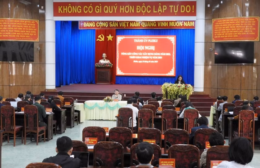 Quang cảnh hội nghị tổng kết công tác xây dựng Đảng năm 2023 và triển khai nhiệm vụ năm 2024 của Đảng bộ thành phố Pleiku. Ảnh Thanh Nhật