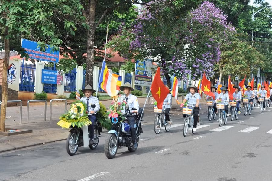 Phật tử tỉnh Gia Lai diễu hành trên các tuyến đường chính tại TP.Pleiku, đón mừng Đại lễ Phật đản Phật lịch 2568. Ảnh Thanh Nhật