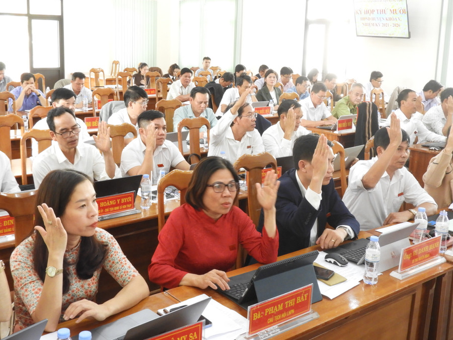 Các đại biểu HĐND huyện biểu quyết thông qua các nhiệm vụ và giải pháp trọng tâm từ nay đến cuối năm 2023. Ảnh: Thanh Nhật